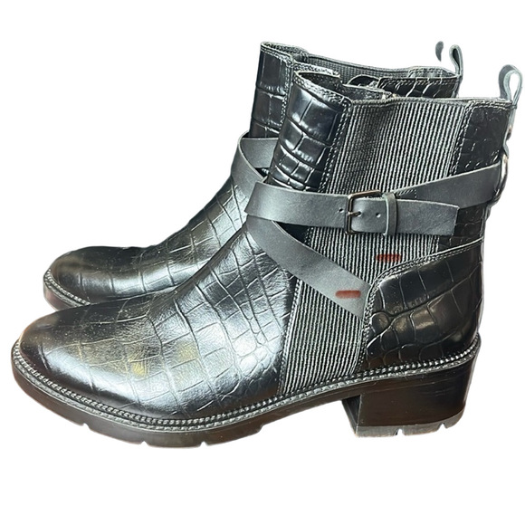 Donald Pliner Women’s Faux Alligator Print Vegan Leather Ankle Boots - Picture 2 of 2